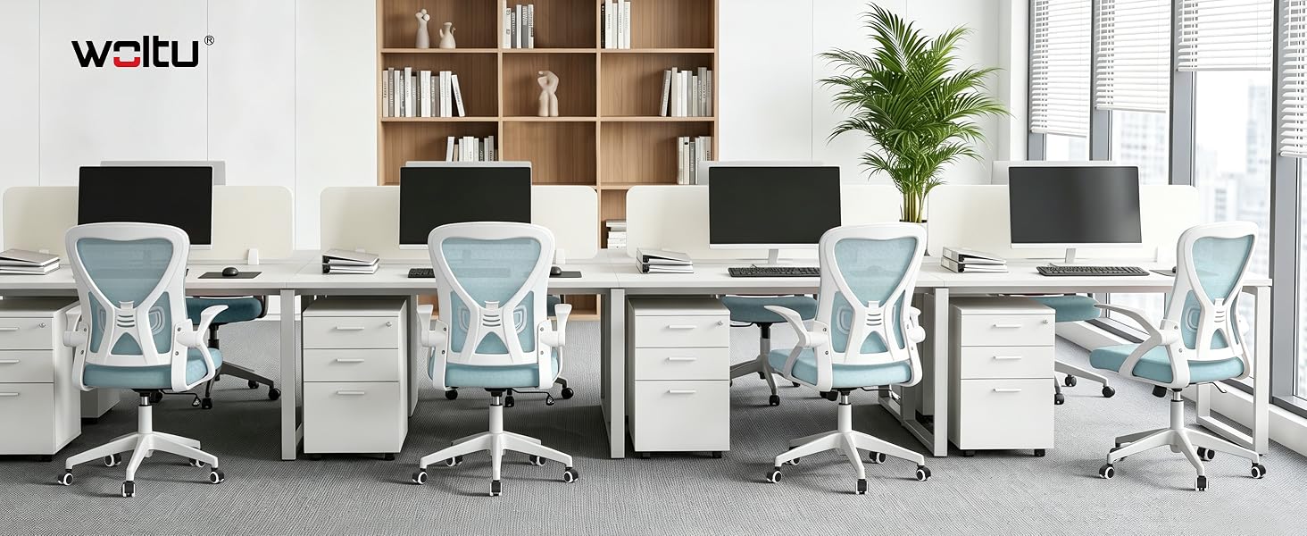 El texto dice: «waltu». Espacio de trabajo de oficina moderno con cuatro sillas ergonómicas de malla blanca junto a escritorios de madera con ordenadores en una habitación luminosa y minimalista con estanterías y ventanas grandes.