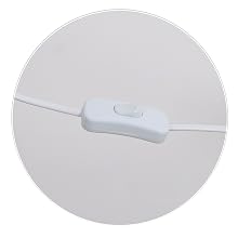 Nahaufnahme eines kleinen weißen Inline-Schalters oder Dimmers an einem dünnen weißen Kabel vor hellgrauem Hintergrund