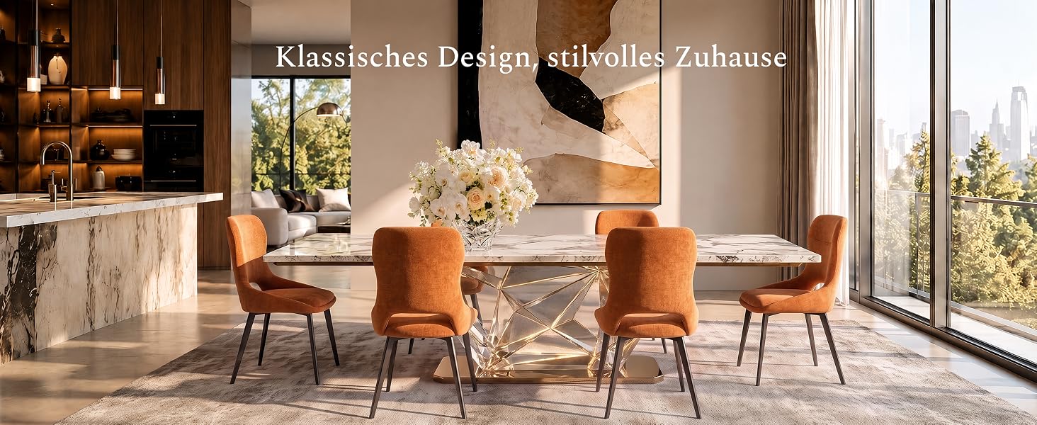 Der Text lautet „Klassisches Design trifft auf Zeitloses“. Modernes Interieur des Esszimmers mit rundem Tisch mit orangefarbenen Polsterstühlen, raumhohen Fenstern mit Tageslicht und modernem Möbeldesign.