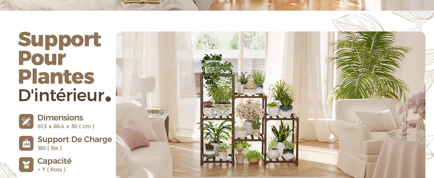 Support à plantes en bois à plusieurs niveaux avec cadre en métal, présentant diverses plantes d'intérieur. Cette chambre lumineuse et ensoleillée est dotée d'un mobilier blanc. Informations sur le produit en français superposé
