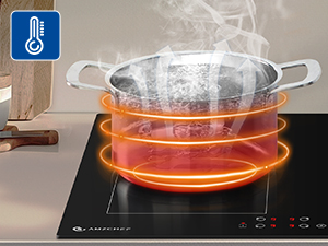Kochtopf auf beleuchtetem Induktionskochfeld mit darunter sichtbaren orangen Heizringen. Aus dem Topf aufsteigender Dampf weist auf aktives Kochen