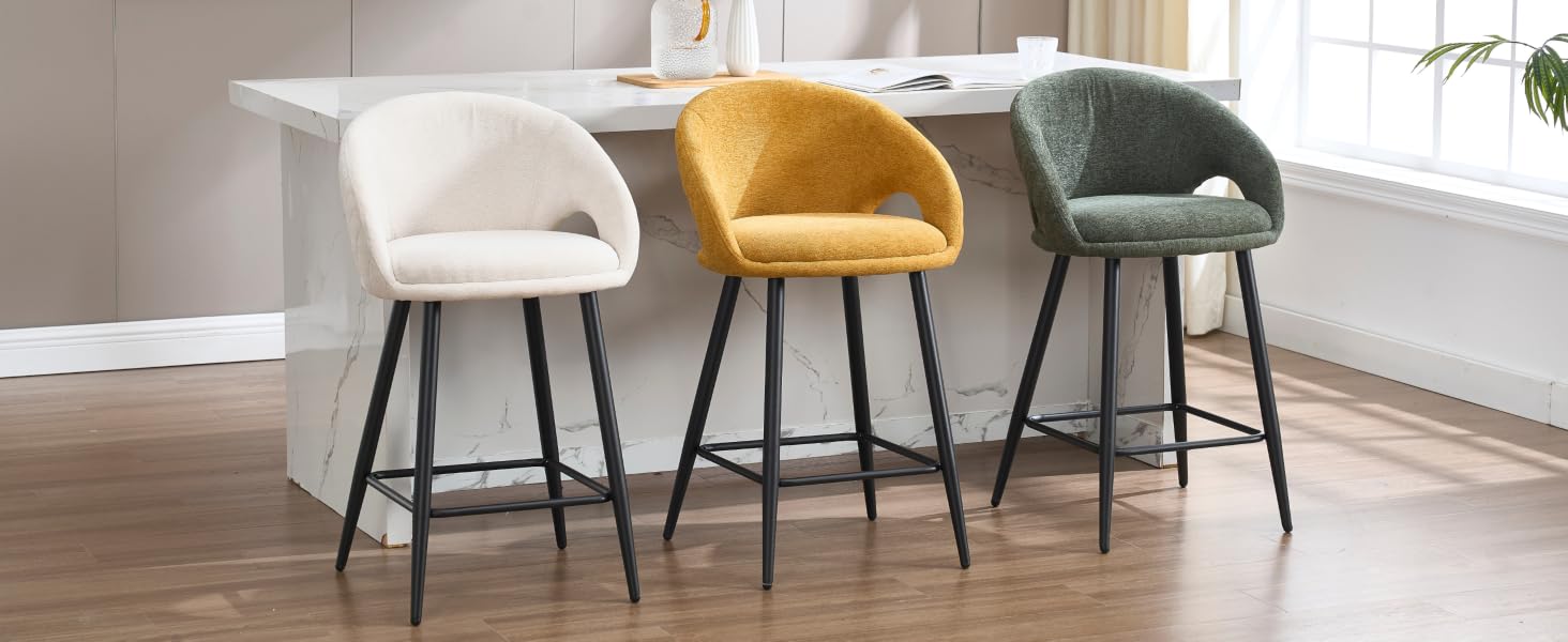 Fauteuils d'appoint modernes aux couleurs blanc, jaune et vert sauge disposés dans un espace intérieur lumineux avec du parquet et des murs blancs.