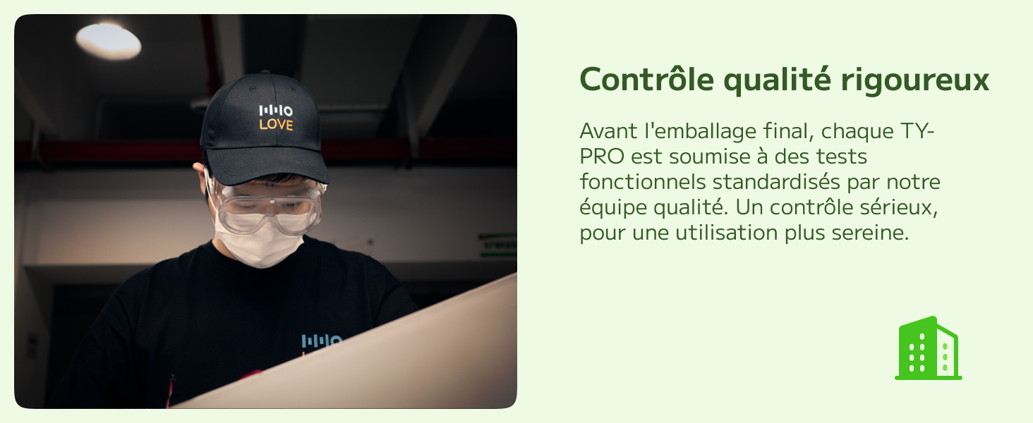 Le texte se lit comme suit : « Contrôle qualité rigoureux » avec pour sous-titre « Avenir l'amabilidad fine, chaque Tr-Baumwolle-Teppiche standardisés par notre Propre qualité ». Un certificat officiel, Une vérification sévère. » L'image montre des mains tenant un échantillon de tissu blanc sur fond sombre avec une icône de bâtiment verte.