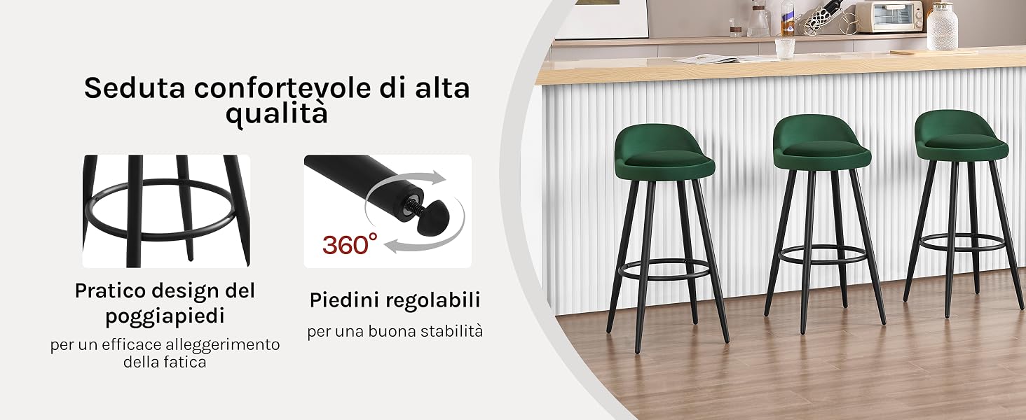 Tre sgabelli da bar in velluto verde con strutture in metallo nero in una cucina. Le caratteristiche includono sedili girevoli a 360 gradi, poggiapiedi regolabili e un pratico design del poggiapiedi