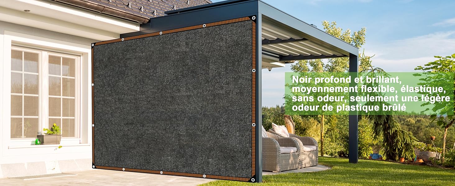 avec surface foncée et texturée fixée à l'extérieur de la maison, bloquant partiellement la vue sur le patio arrière.