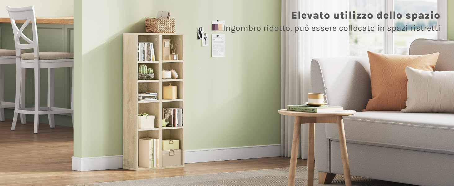 una libreria con libri e una libreria in una stanza con finestra