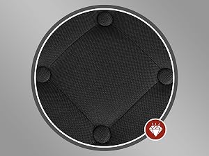 Superficie circular de tela negra con cuatro accesorios tipo botón espaciados uniformemente a lo largo de los bordes. Material texturizado con un patrón de tejido ajustado. Un borde blanco circular rodea la tela