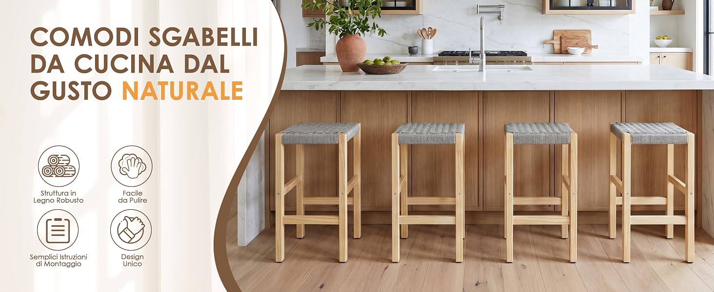Il testo recita 'COMODI SGABELLI DA CUCINA DAL GUSTO NATURALE'. Quattro sgabelli da cucina in legno naturale con sedili in giunco intrecciato disposti in fila, visualizzati con icone che indicano le caratteristiche del prodotto.