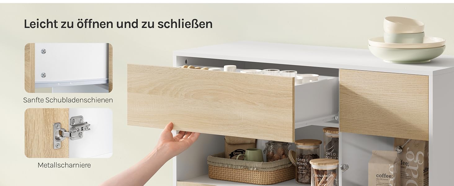 Zusammengesetztes Bild, das den Installationsvorgang eines Wandregals oder eines Lagersystems zeigt. Mehrere Paneele zeigen das Bohren, die Montage und das fertig installierte Produkt an einer beigen Wand.