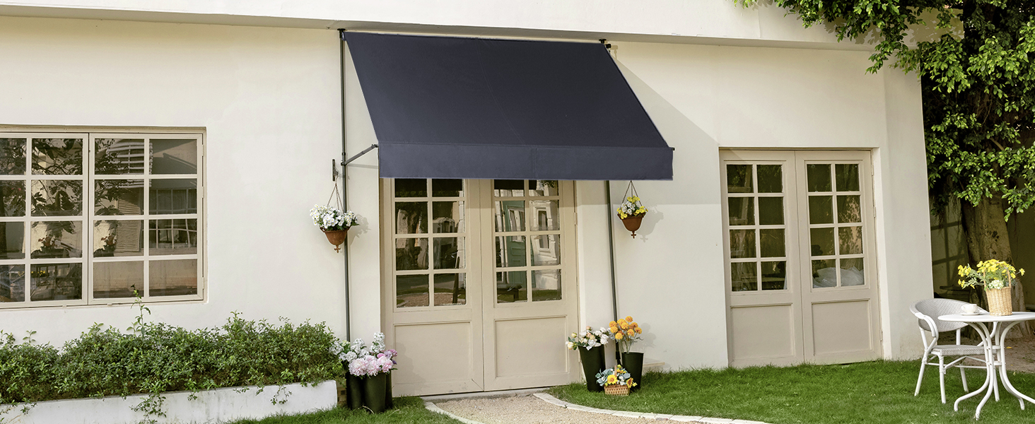 Extérieur blanc du bâtiment avec fenêtres et portes doubles, avec auvent noir au-dessus de l'entrée et coin salon extérieur.