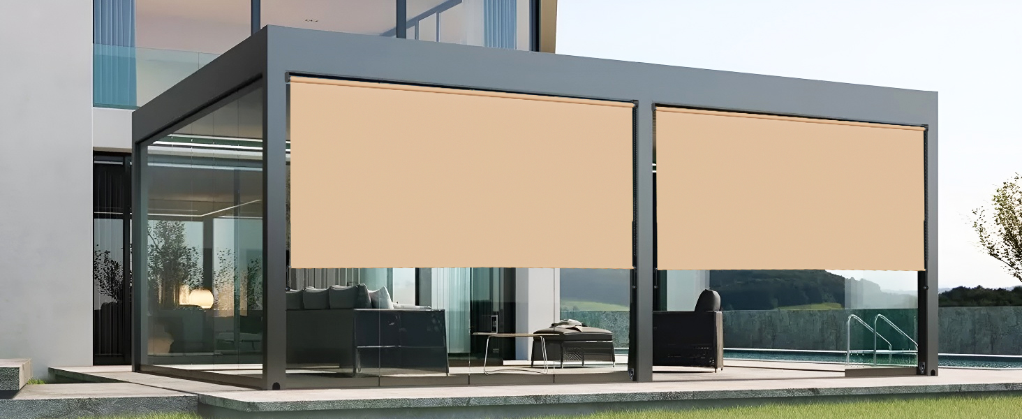 Intérieur architectural moderne avec des parois vitrées et des surfaces blanches, offrant de multiples vues d'un bureau ou d'un espace commercial contemporain.