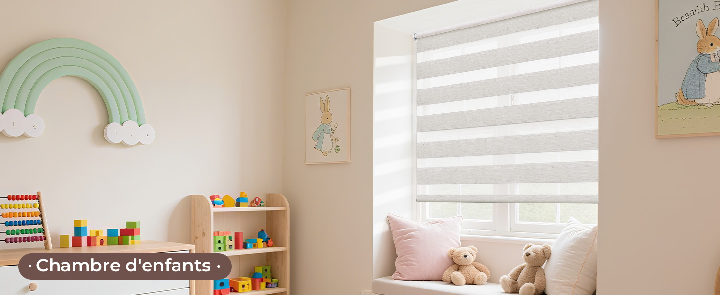 Le texte se lit comme suit : « Chambre parfaite ». Vue intérieure d'une chambre d'enfant au décor pastel doux, avec des autocollants muraux et des solutions de rangement organisées.