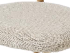 Gros plan d'un tissu texturé crème ou blanc cassé ou de la surface d'un coussin avec un motif tissé fin, montrant les détails du matériau souple.