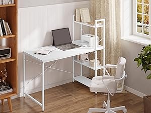 Scrivania bianca con scaffale incorporato, abbinata a sedia da ufficio bianca. Computer portatile sulla superficie della scrivania, finestra e libreria visibili sullo sfondo