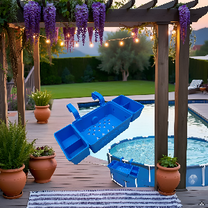 Un produit placé sur une table en bois avec une piscine en arrière-plan.