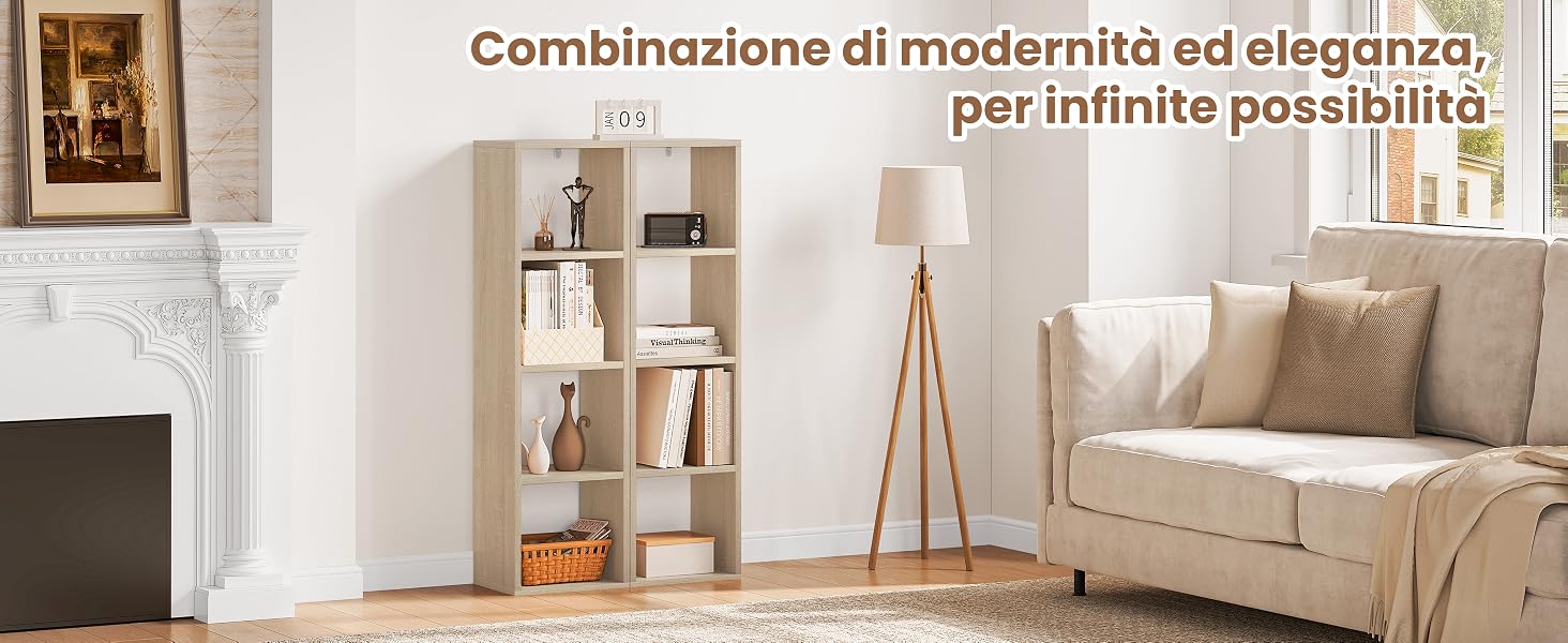 Interno moderno del soggiorno con pareti bianche, scaffale geometrico, lampada da terra e divano beige con cuscini decorativi