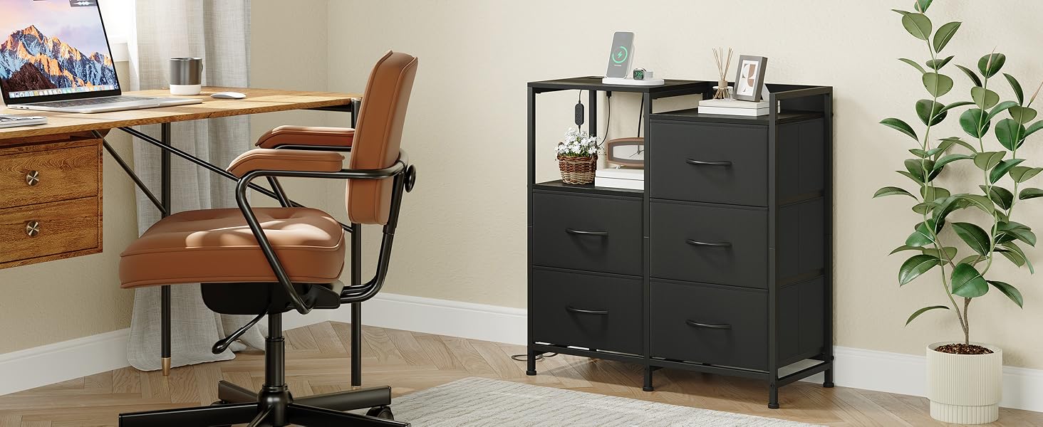 Configuration de bureau à domicile avec chaise de bureau en cuir marron et armoire de rangement noire contre un mur beige, décorée de plantes en pot.