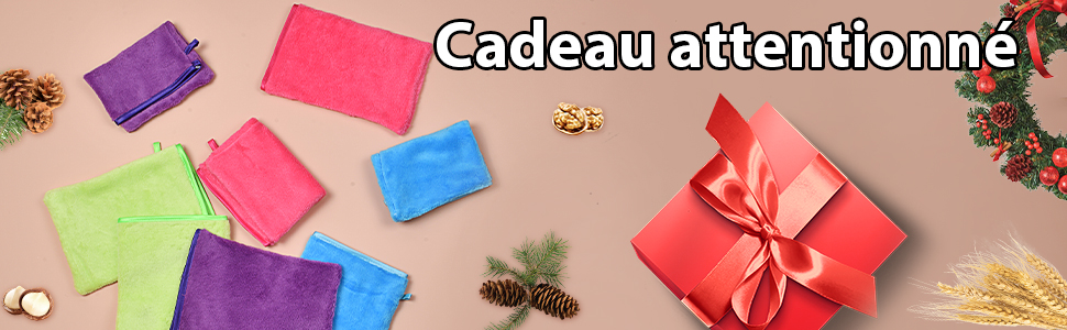 Coffrets cadeaux colorés assortis et un cadeau busta rossa con un nœud sur una superficie in legno con rami di spillo e ornamenti