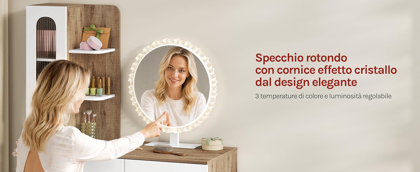 Il testo recita «Specchio per il trucco artistco del design elegante». Donna che applica il trucco allo specchio da trucco circondata da arredi e prodotti decorativi per la casa.