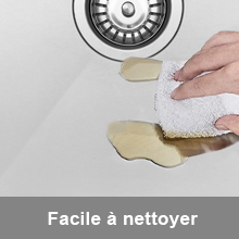 nettoyer la laveuse avec une éponge