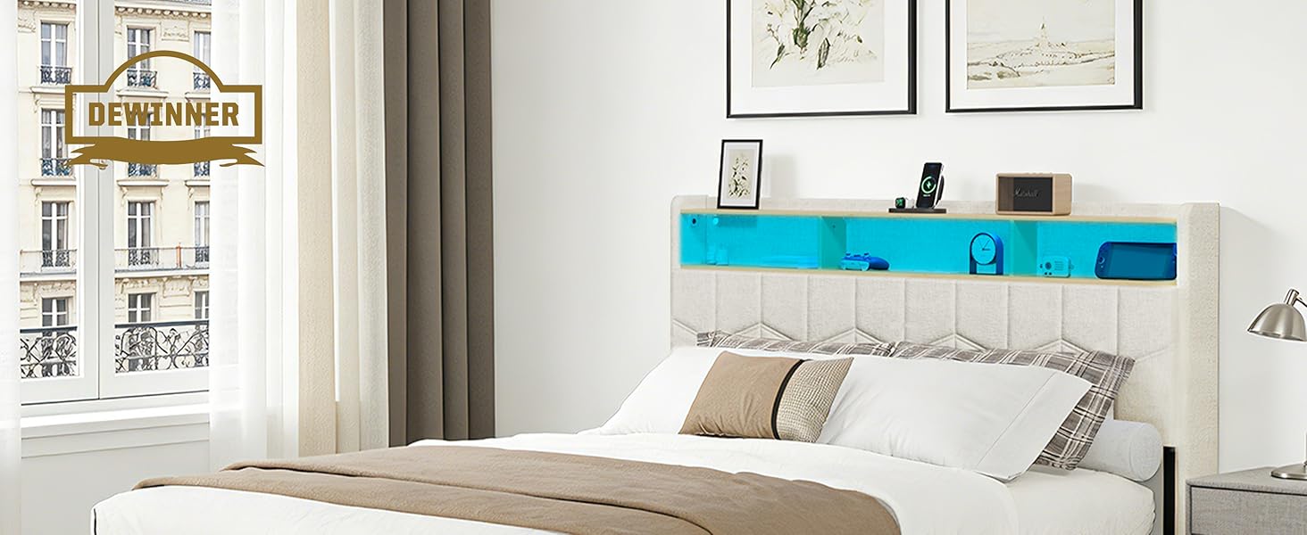 Le texte indique « DEUBNER ». Chambre moderne avec étagère de tête de lit flottante turquoise, literie blanche, décoration murale et fenêtre avec rideaux. Mobilier de chambre contemporain et agencement de décoration.