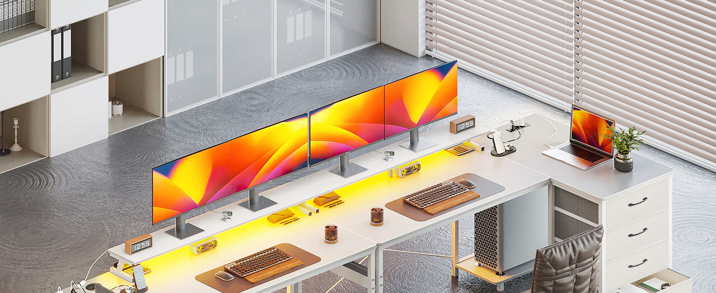 Configuration de bureau moderne avec plusieurs écrans affichant des graphismes colorés, des organisateurs de bureau et une surface en bois contre un mur blanc avec des étagères