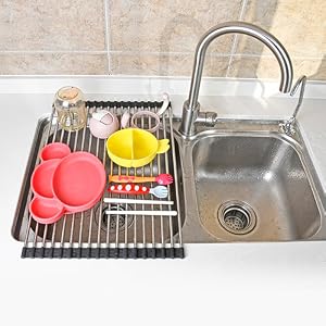 un fregadero de acero inoxidable con platos dentro.