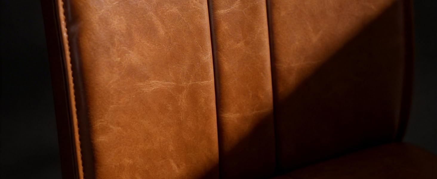Images texturales rapprochées de cuir brun ou de daim, montrant les détails de la surface et le motif du grain.