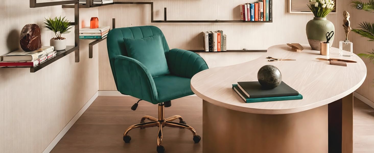 Espace de travail moderne avec chaise de bureau rembourrée bleu sarcelle avec base dorée et bureau en bois incurvé. Étagères murales avec livres et objets de décoration, plantes en pot et ordinateur portable visibles sur le bureau.