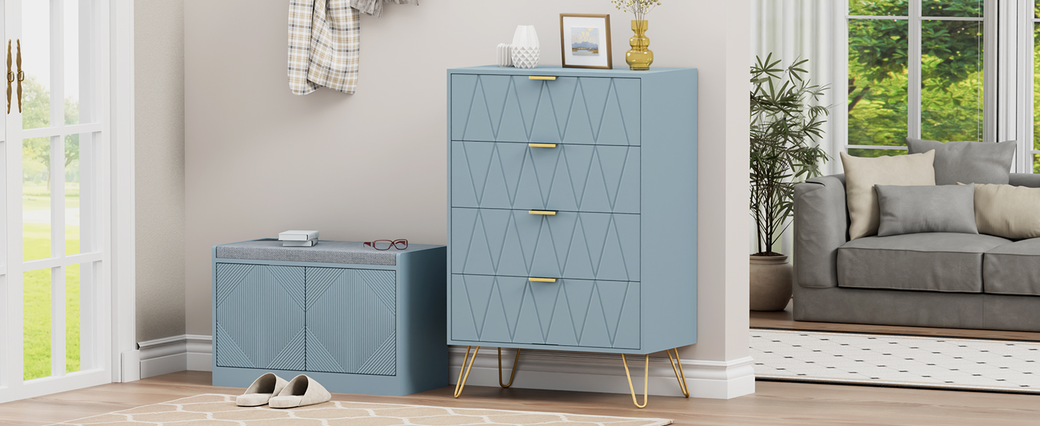 Trois coffres de rangement rembourrés bleu clair de différentes hauteurs positionnés dans un salon lumineux avec de grandes fenêtres, un mobilier moderne et un décor neutre.