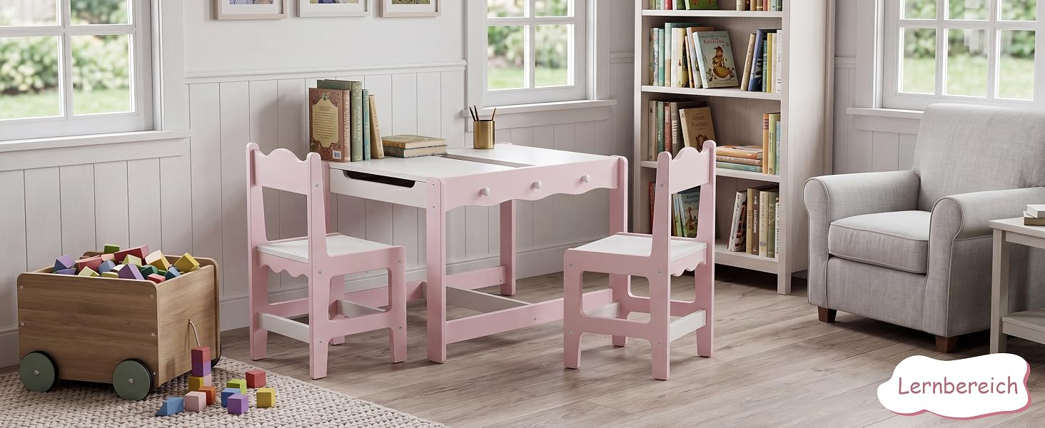Kinderzimmermöbelset mit rosafarbenem Schreibtisch und Stuhl aus Holz, Bücherregal, geflochtenem Aufbewahrungskorb und grauem Polstersessel. In der unteren rechten Ecke befindet sich die Marke „Labrecrafts“.