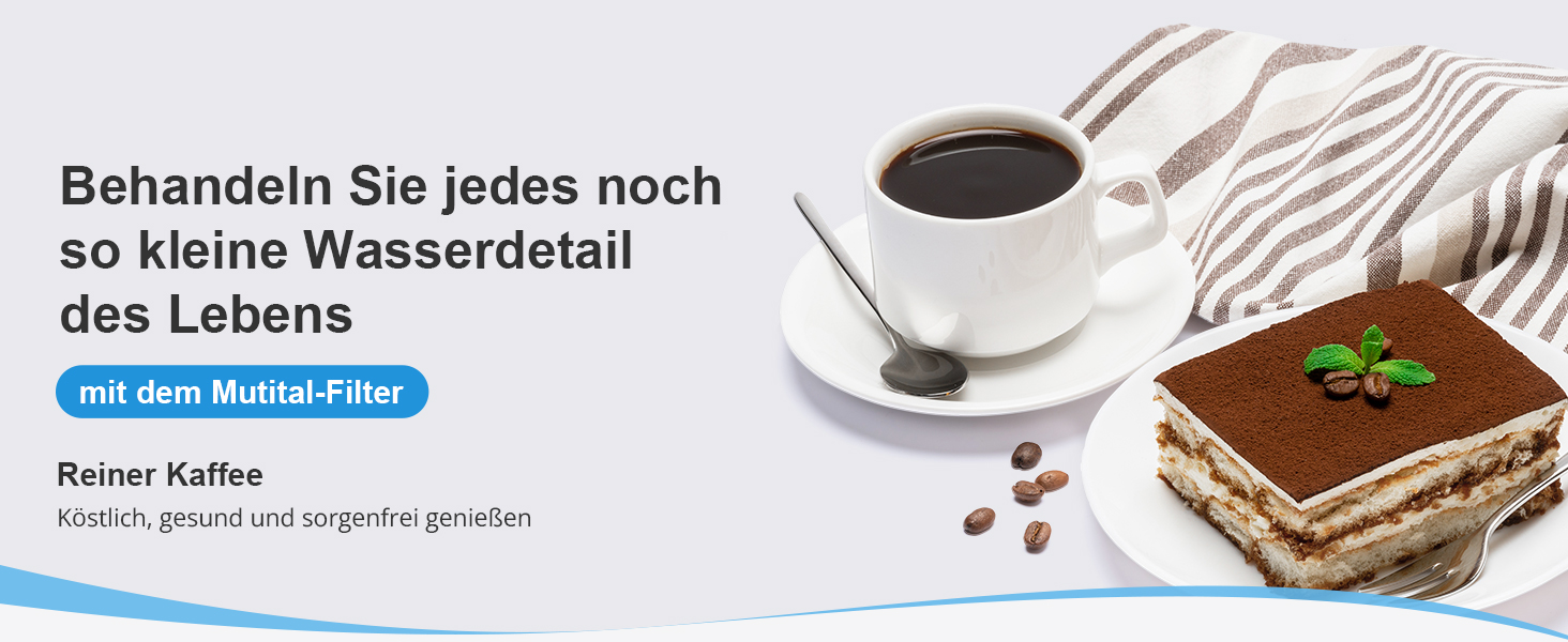 eine Tasse Kaffee mit einem Löffel auf einer Untertasse