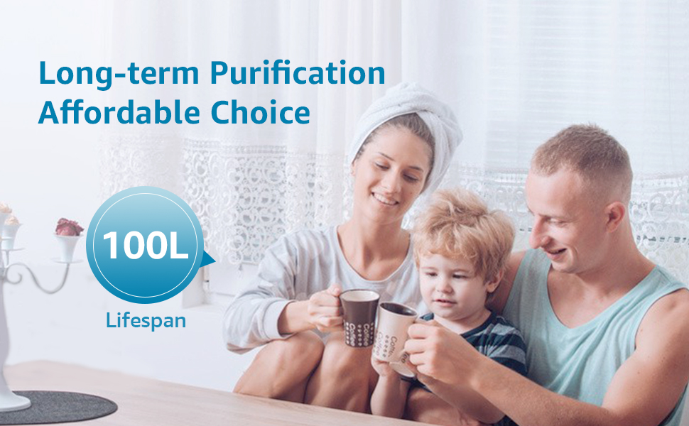 avec une durée de vie de 100 L. La famille utilise de l'eau filtrée, mettant l'accent sur la purification à long terme et l'abordabilité