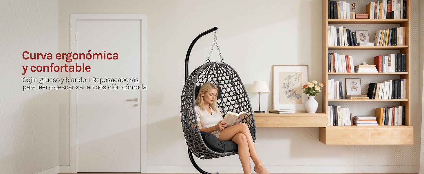 El texto dice «Curva ergonómica y cómoda». Espacio interior de oficina que muestra una configuración ergonómica de silla y escritorio con estanterías en segundo plano.