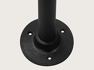 Supporto per ombrello in metallo nero con design a flangia circolare, con tre fori di montaggio e finitura ruvida.