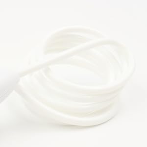 Nahaufnahme eines weißen Silikon- oder Gummirings, aufgewickelt mit glatter Oberfläche und flexiblem Aussehen. Der Ring hat einen kreisförmigen Querschnitt und bildet mehrere überlappende Schlaufen.