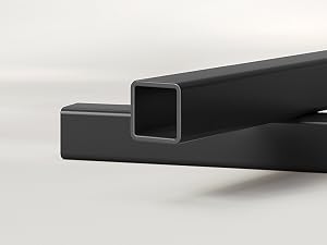 Viste multiple di una staffa o supporto di montaggio a forma di canale nera mostrata su sfondo bianco da diverse angolazioni.