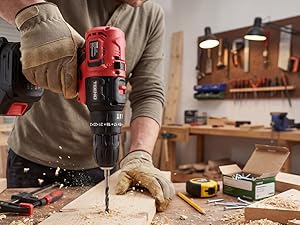 Série d'images montrant une perceuse électrique utilisée dans des applications de menuiserie, avec des copeaux de bois et des matériaux de construction visibles.