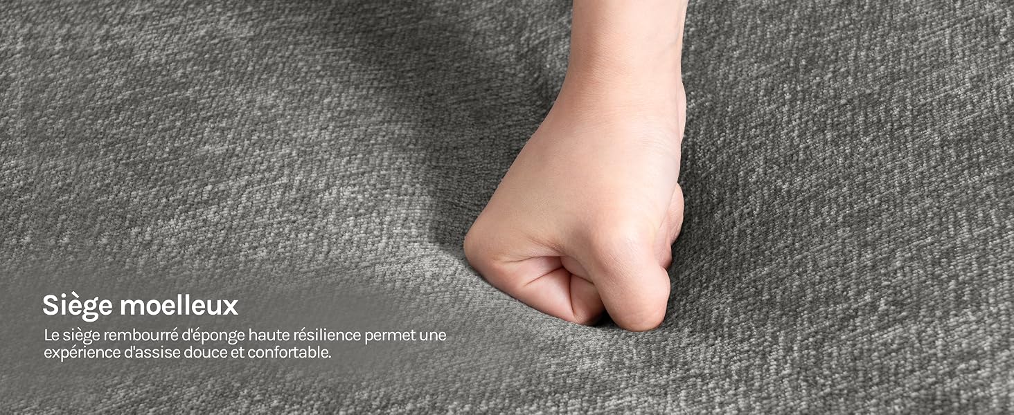 Le texte se lit comme suit : « Siège moelleux », « Compatible avec une large gamme de chaises assises ». Main démontrant la texture de la surface de l'assise rembourrée en tissu gris.
