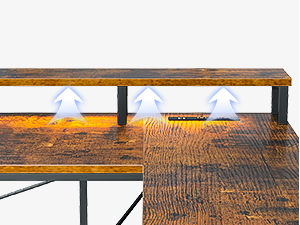 Rustikaler Couchtisch aus Holz mit schwarzem Metallrahmen. Er verfügt über ein zweistöckiges Design und eine LED-Beleuchtung an der Unterseite, die das untere Regal von drei Punkten aus beleuchtet
