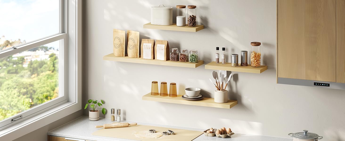 Intérieur de cuisine moderne avec étagères flottantes en bois montées sur un mur blanc, présentant divers ustensiles de cuisine. Grande fenêtre laissant entrer la lumière naturelle.