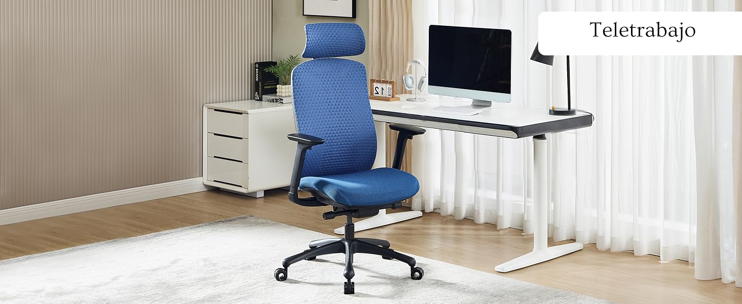 Configuración de oficina que muestra un sistema de soporte o soporte de escritorio ajustable en uso. Entorno de trabajo limpio y moderno con escritorio, silla y dispositivo montado.