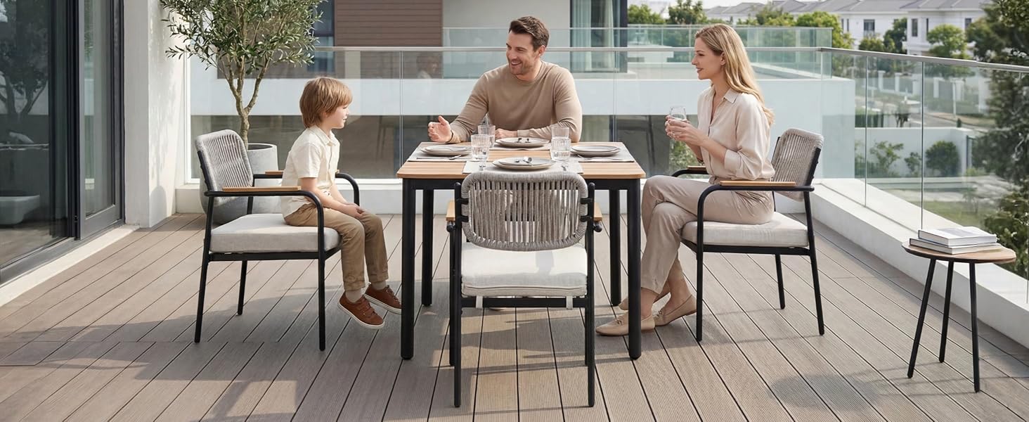 Terrasse extérieure moderne avec salle à manger familiale autour d'une table circulaire avec chaises en métal et parasol, terrasse résidentielle contemporaine avec éclairage naturel.