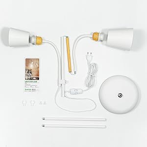 ein weißer Tisch mit einer weißen Lampe und einer weißen Lampe.