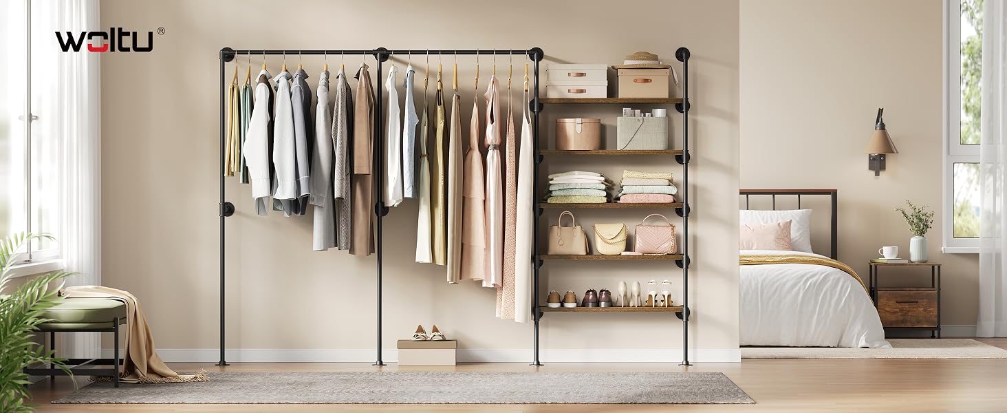 Moderna area espositiva per abbigliamento al dettaglio con appendiabiti minimali in legno e metallo, scaffali e decorazioni dai toni neutri.