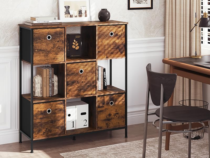 de estilo industrial con compartimentos rústicos de madera marrón y marco de metal negro. Cuenta con seis cubículos y un espacio de estante abierto