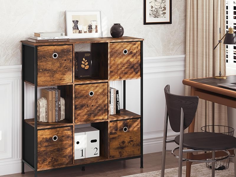 Organizer portaoggetti in stile industriale con scomparti rustici in legno marrone e struttura in metallo nero. Dispone di sei scomparti e uno scaffale aperto.