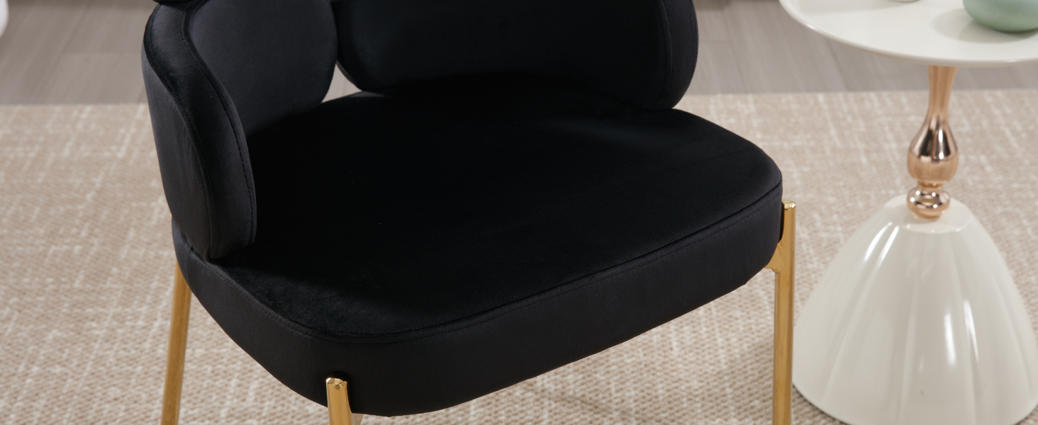 con asiento acolchado y patas de madera, fotografiada junto a una jarra de vidrio transparente