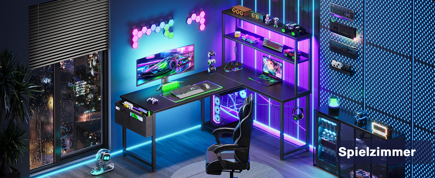 Farbenfrohes Gaming-Setup mit RGB-Beleuchtung, großem gebogenem Monitor, Gaming-Stuhl und Schreibtisch. In den Regalen werden Sammlerstücke ausgestellt. Leuchtreklamen und Stadtansicht sichtbar. Beschriftet mit „Spielzimmer“ (Spielzimmer auf Deutsch)