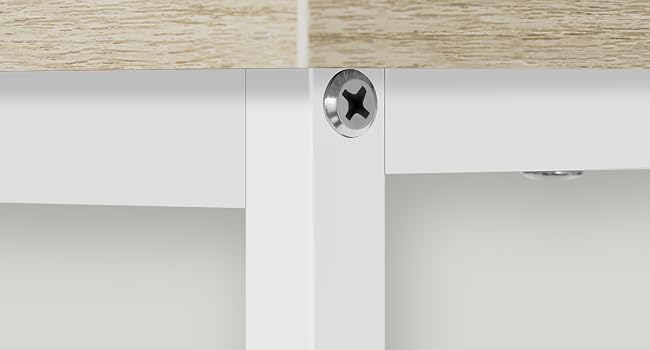 Primo piano della staffa o del connettore di montaggio per mobili bianchi fissati alla superficie in legno, che mostrano i dettagli di installazione.